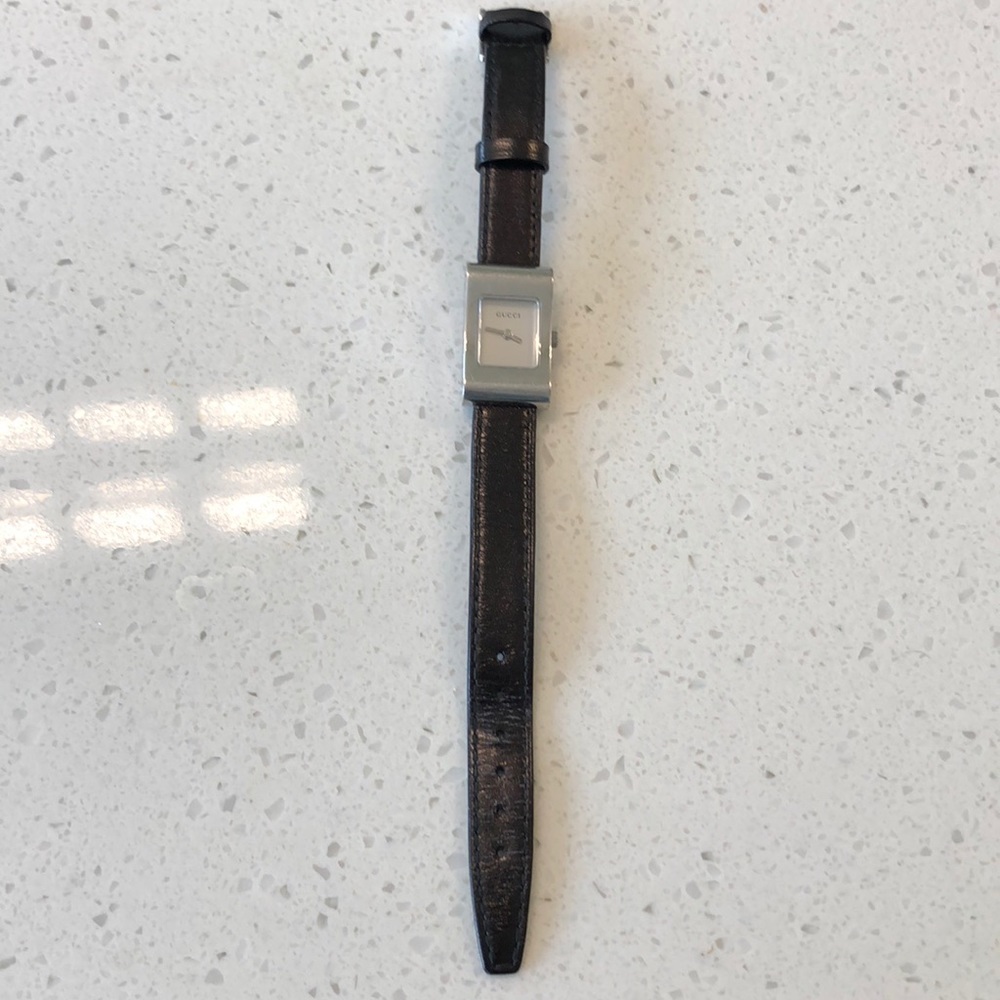 2300 L Swiss made water resistant Gucci watch